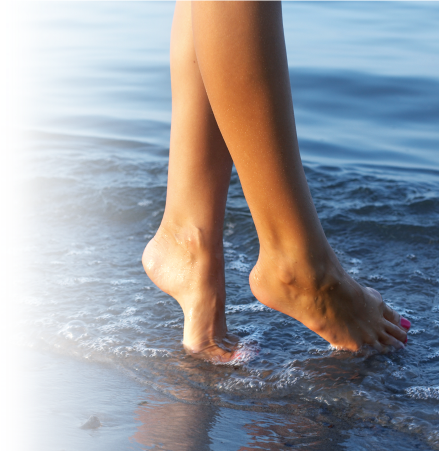 Красивое видео ног девушек. Женские ноги. Ножки в воде. Ноги на речке. Красивые стопы.